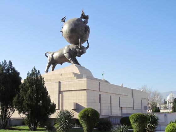 В 1998 году в Ашхабаде был установлен памятник жертвам землетрясения