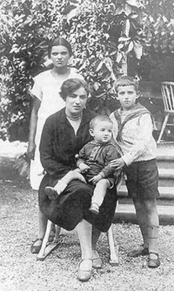 Саша Гинзбург (Галич) с мамой Фаиной Борисовной и младшим братом Валерой в Ростове, конец 1920-х
