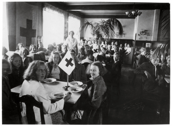Вторая мировая война. Столовая средней школы. Распределение приема пищи на 100 студентов