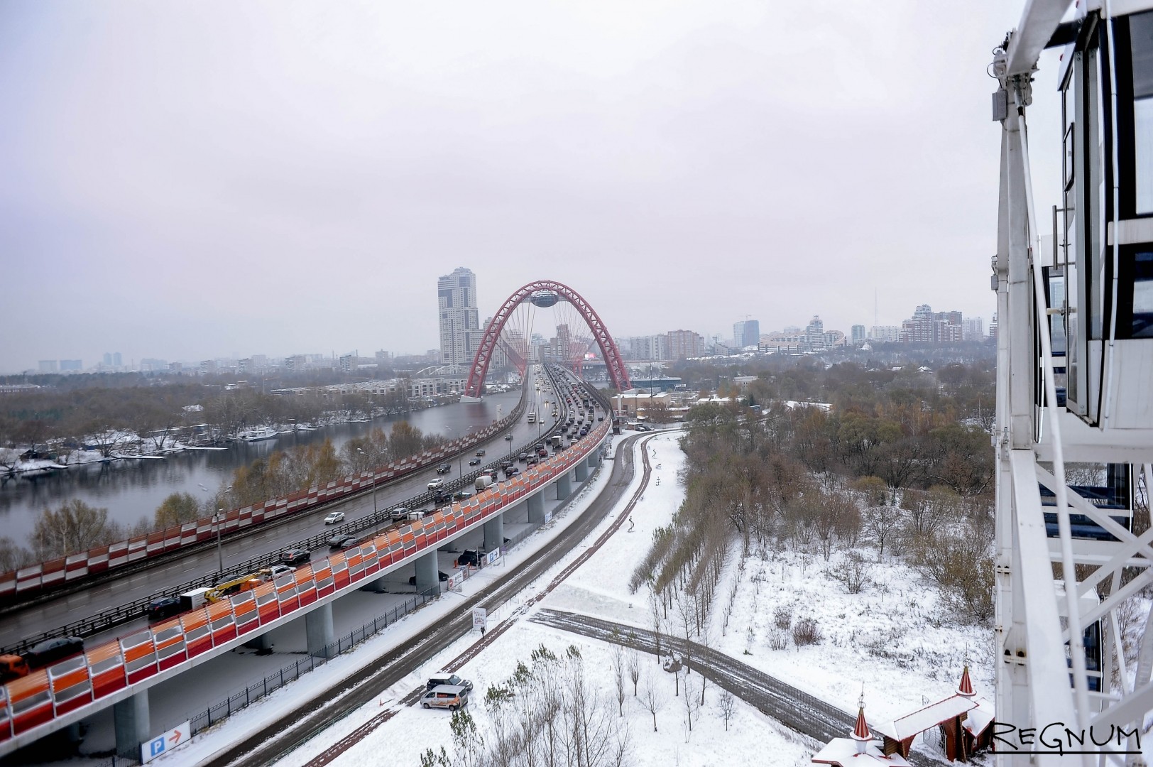 В московском парке «Сказка» заработало круглогодичное экоколесо обозрения