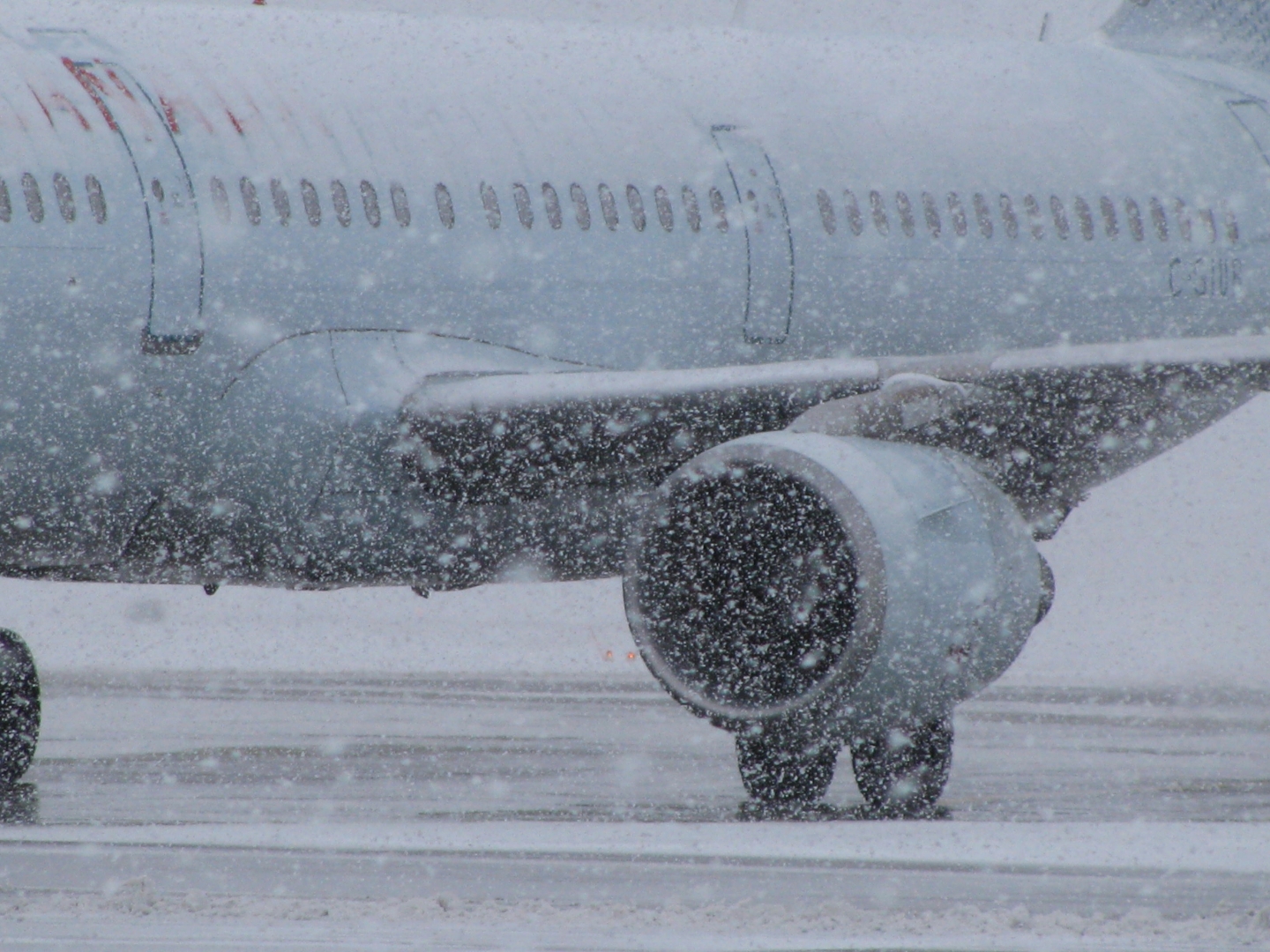 Самолет в снегу