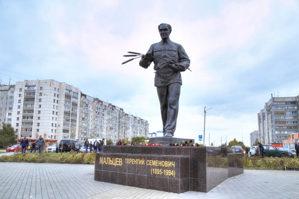 Жители Кургана обустроили площадку возле памятника Терентию Мальцеву