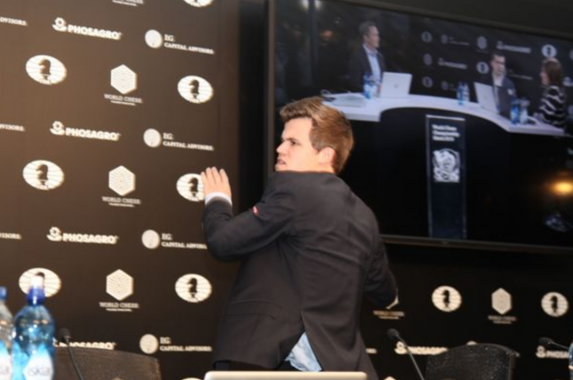 Магнус Карлсен покидает зал для пресс-конференций