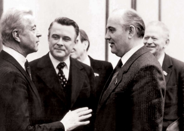 Встреча Михаила Горбачёва с официальным представителем «Дойче банк» Вильгельмом Кристиансом (слева) стала первой встречей генсека с иностранными банкирами. Март 1985 год