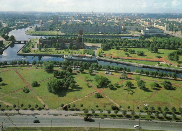 В конце 80-х годов немецкая сторона сосредоточилась на Кафедральном соборе с могилой Канта (в центре снимка на острове)