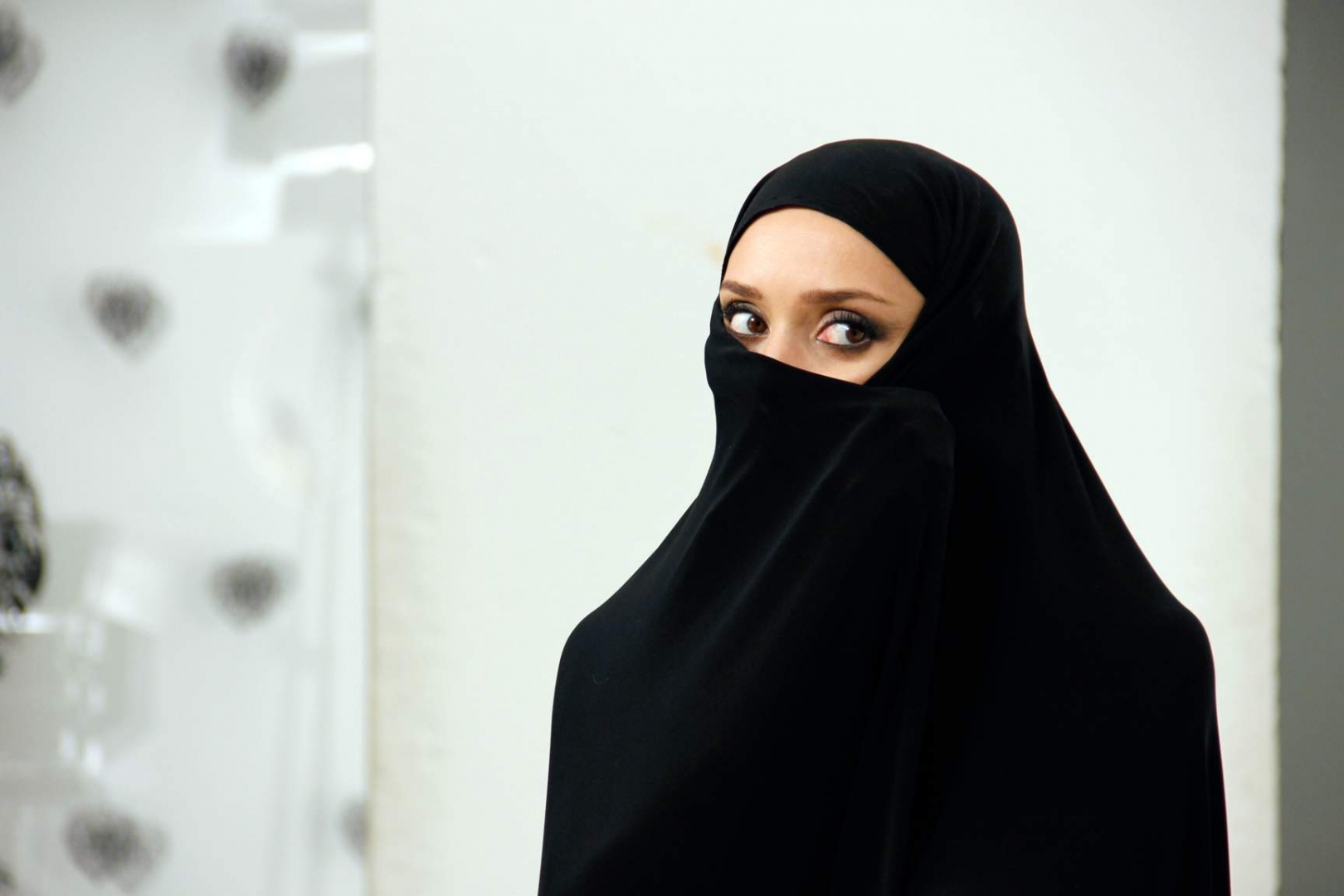 Девушка в парандже. Женщина в хиджабе. Девушка паранже. Бурка паранджа никаб hot. Красивые женщины в парандже.