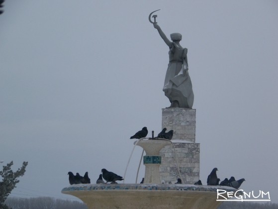 Памятник на набережной реки Обь, в честь 50-летия Советской власти. Камень-на-Оби