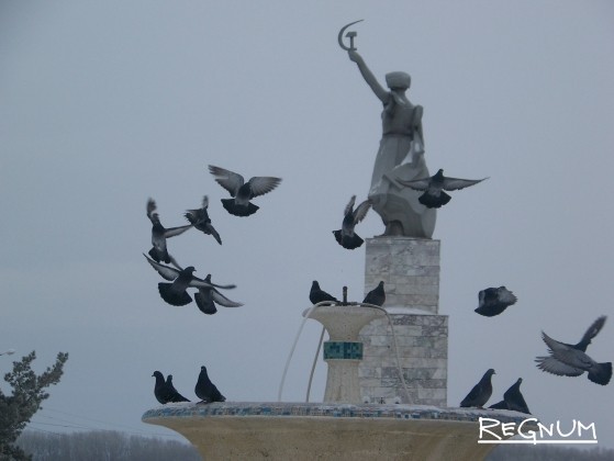 Памятник на набережной реки Обь, в честь 50-летия Советской власти. Камень-на-Оби. Голуби
