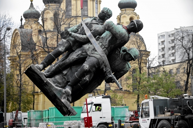 Так в ноябре 2011 года в Варшаве убирали памятник советско-польскому братству по оружию