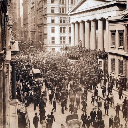 Толпа людей на Уолл-стрит во время банковской паники в октябре 1907 года