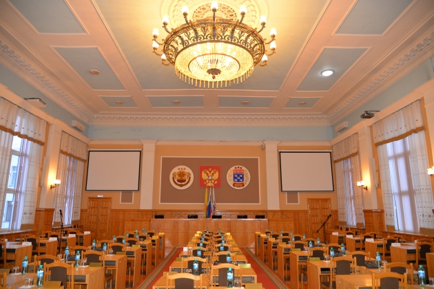 Пустой зал городского собрания депутатов Чебоксар
