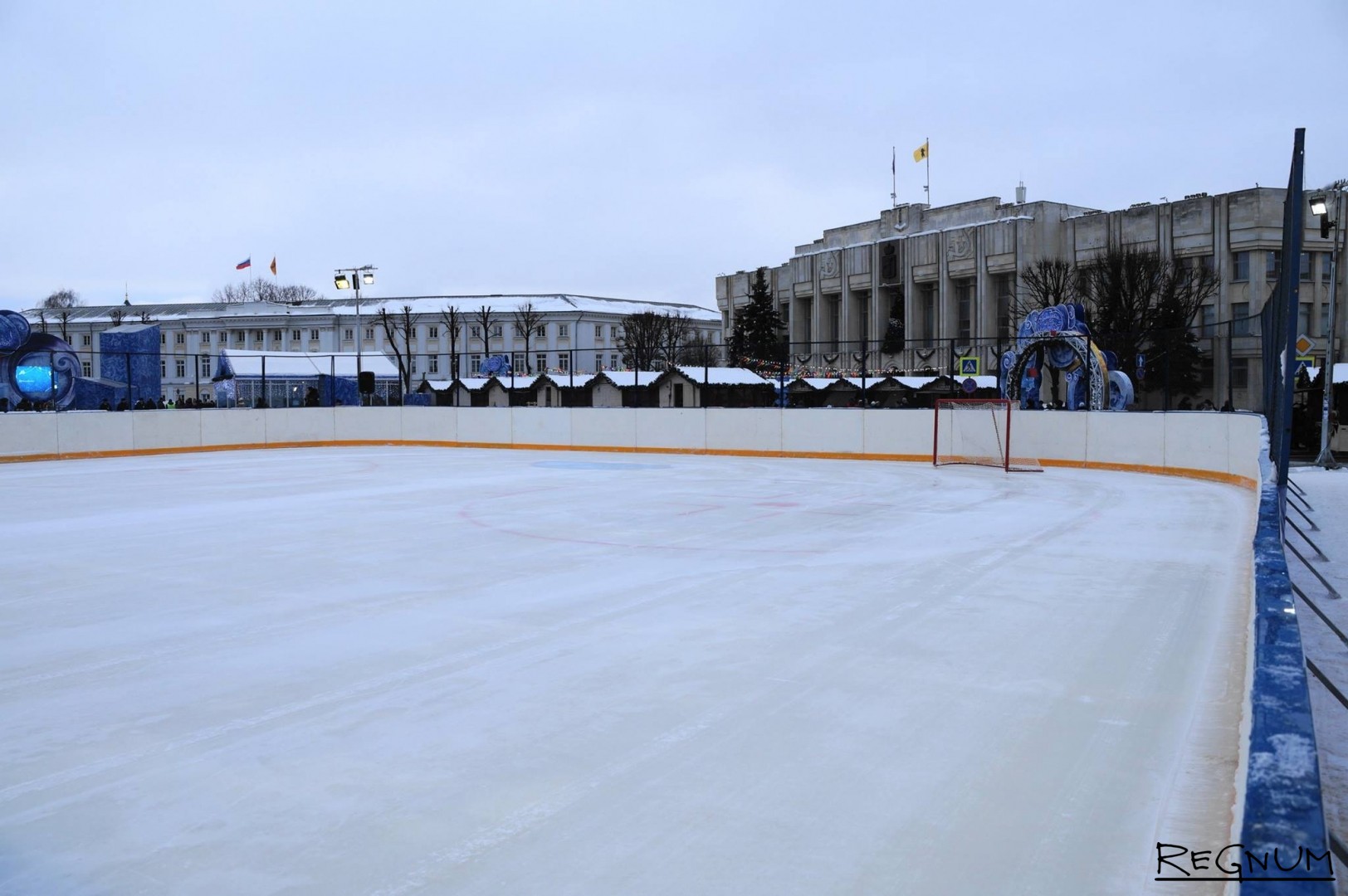 Каток на советской ярославль. Стадион каучук Ярославль каток. Каток на Шиннике Ярославль. Центральный каток в Ярославле. Каток на Советской площади Чехов.