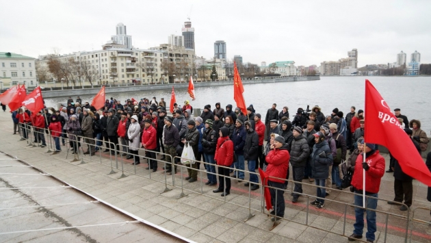 Митинг в Екатеринбурге 16 ноября 2013 года за возвращение Краснознамённой группы