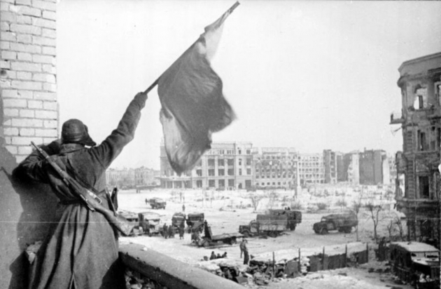 Флаг над освобождённым городом, Сталинград, конец января 1943 года