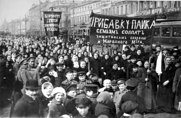 Открытка «манифестация женщин солдаток» 9 апреля 1917 наиболее часто выдаваемая за фотографию женщин 23 февраля 1917