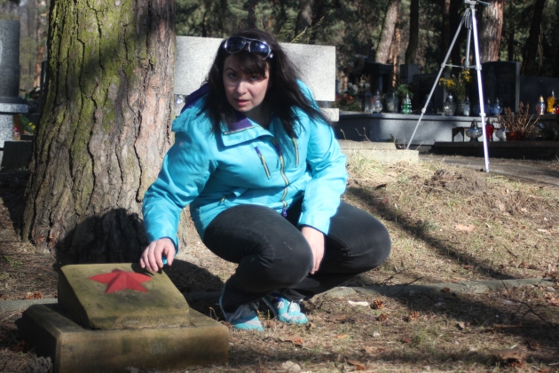 Жительница Кракова Катерина Цивильска у могилы красноармейца