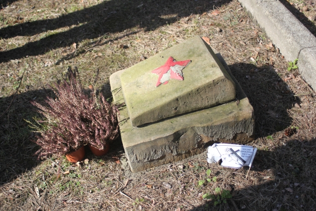 Краковское кладбище. Надгробие советским воинам с выщербленной звездой и флажком харцеров