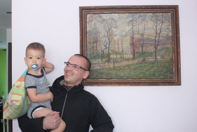 Таксист Якуб Жукровски с сыном у картины с памятником нашим воинам