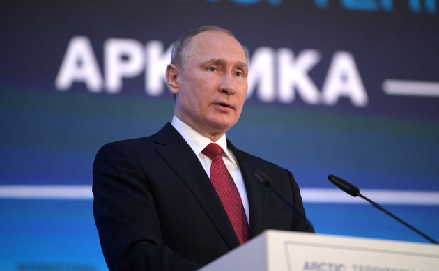 Владимир Путин выступает на форуме