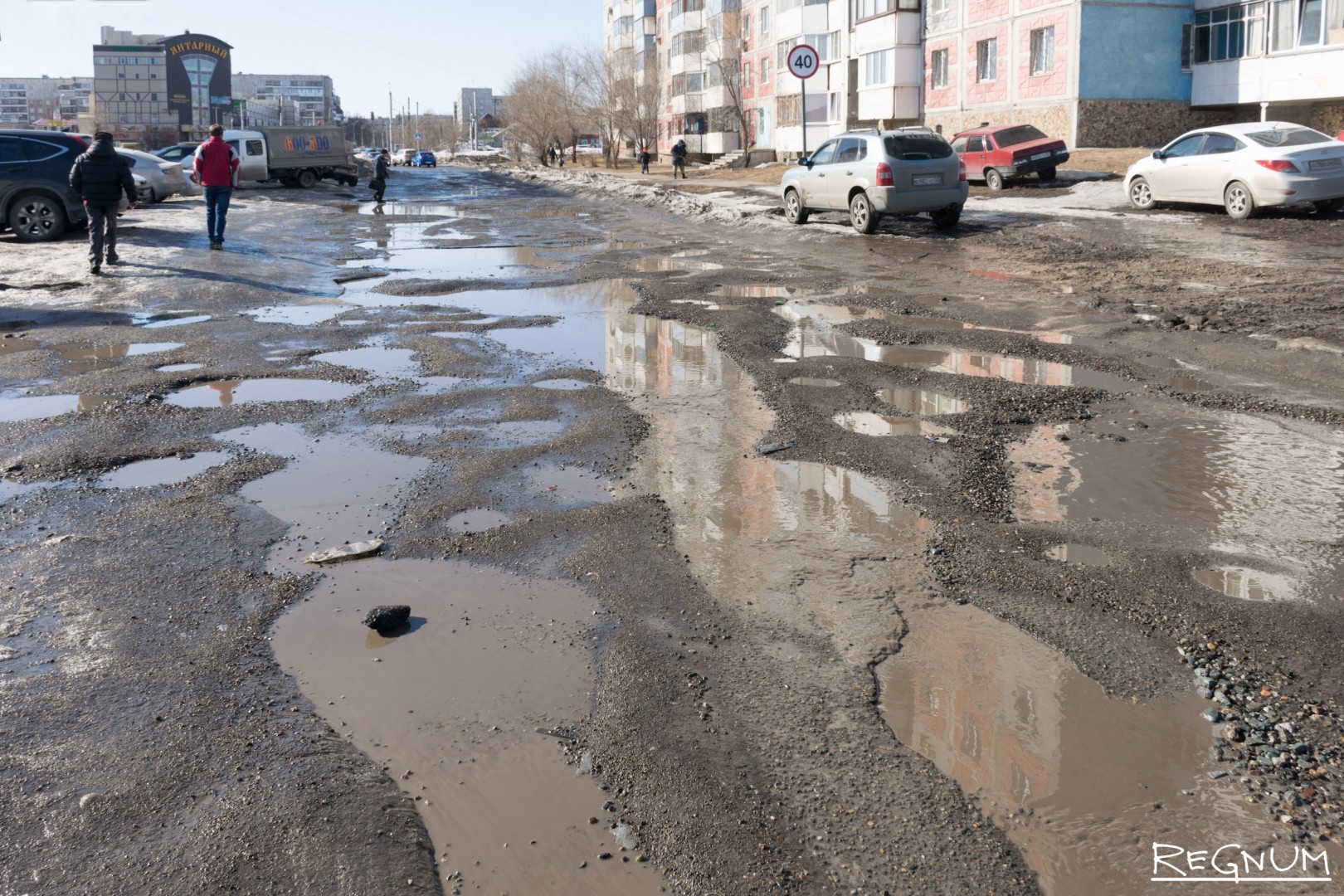 В Барнауле очень большие ямы на дорогах временно заделывают кирпичом