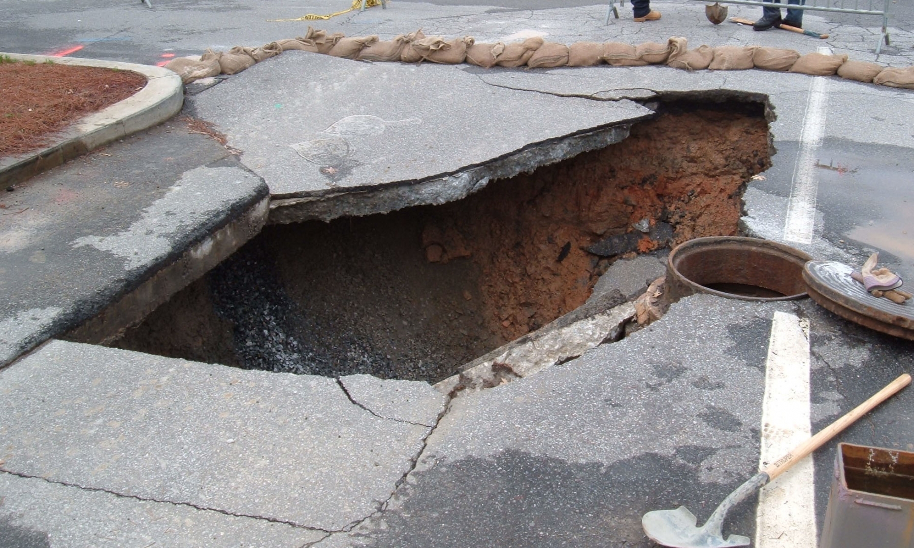 Провал грунта произошел на юго-западе Москвы