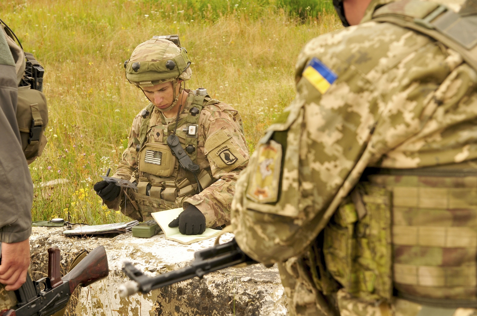 Военный Донбасс: на линии фронта замечены инструкторы НАТО