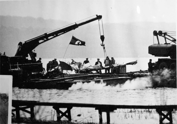 Поднятие английскими саперами останков самолета со дна озера Штёссензее (фото из архива бургомистра Западного Берлина Вилли Бранта) 