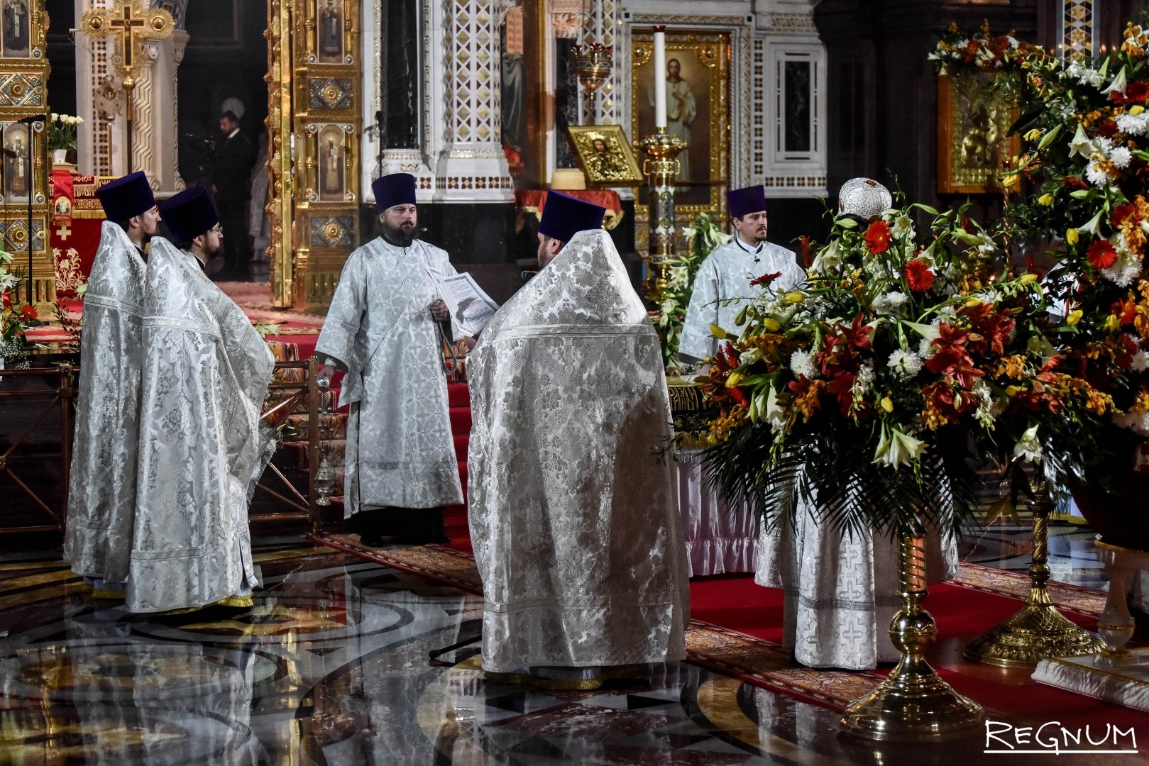 Пасхальная служба прошла в храме Христа Спасителя в Москве — фоторепортаж