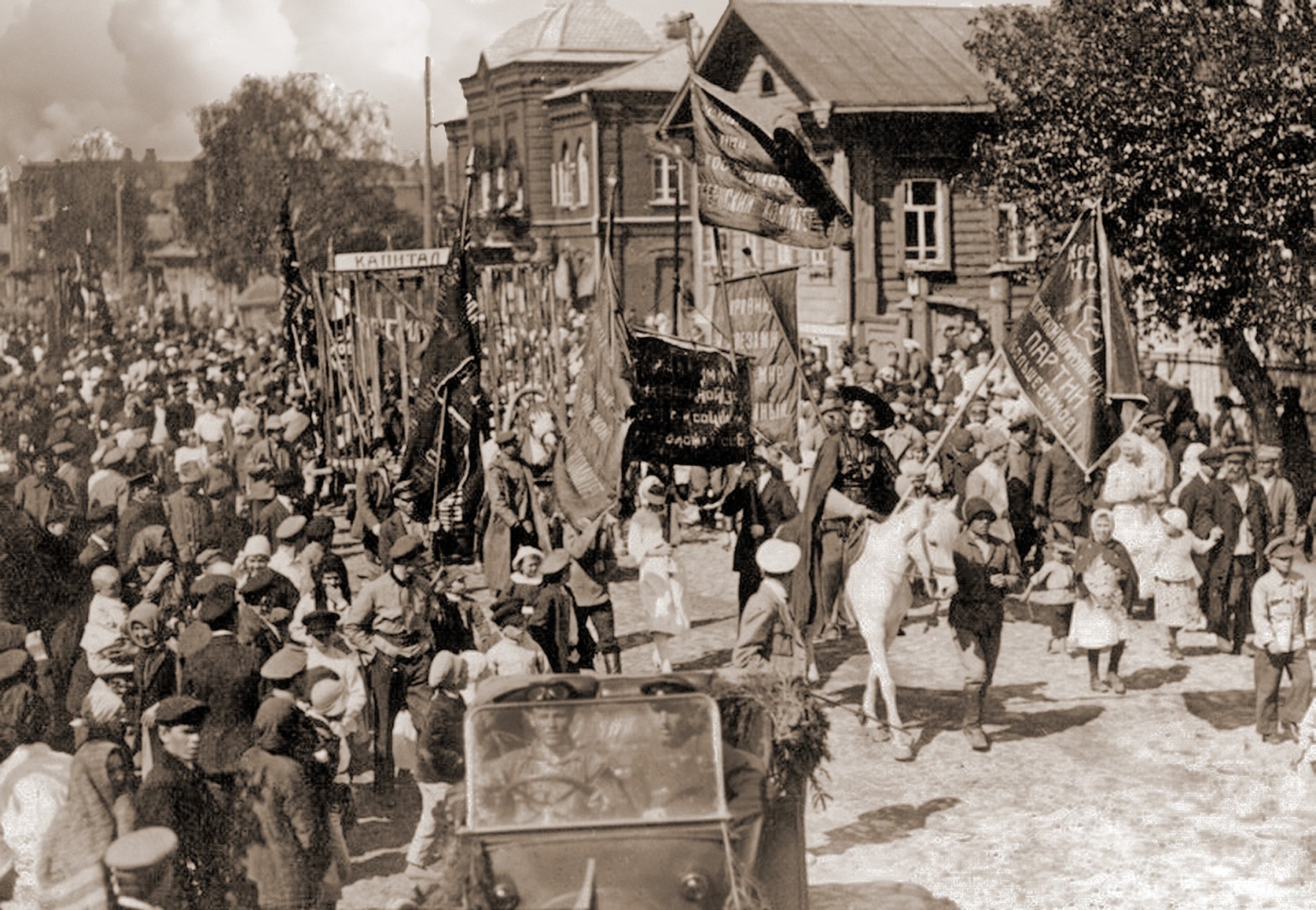 Фото с Лениным: в Костроме открывается выставка, посвященная 1917 году