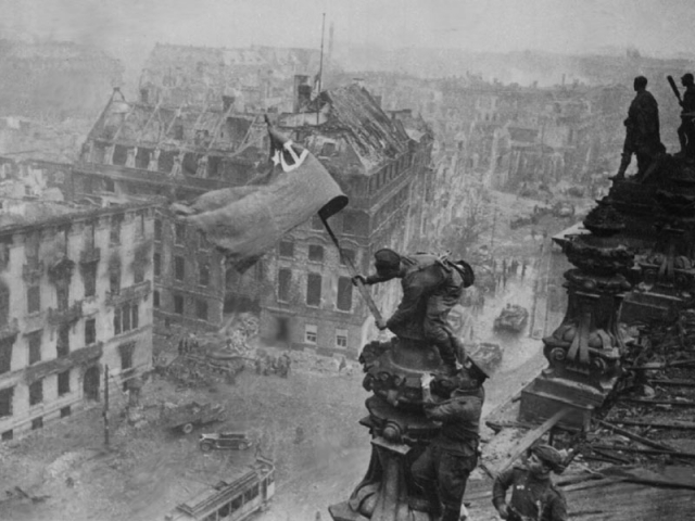 Красный стяг над рейхстагом. Сфотографировано 2 мая 1945 г