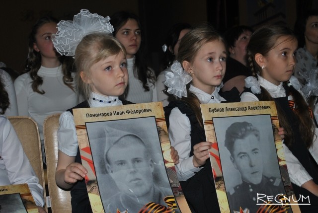 На акцию «История семьи в истории Победы» школьники принесли портреты своих предков, воевавших против фашизма