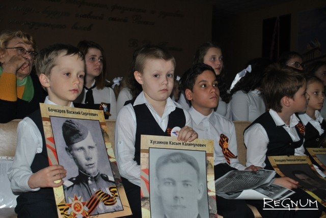 Малыши с портретами воевавших родственников на акции «История семьи в истории Победы» в Ставрополе 