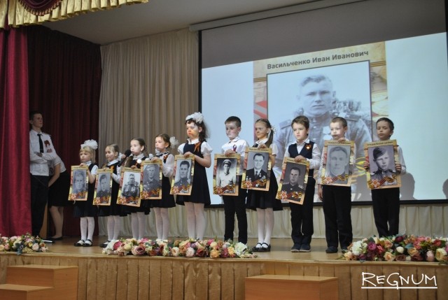 Дети вышли с портретами родственников и рассказали об их подвигах во время Великой отечественной войны