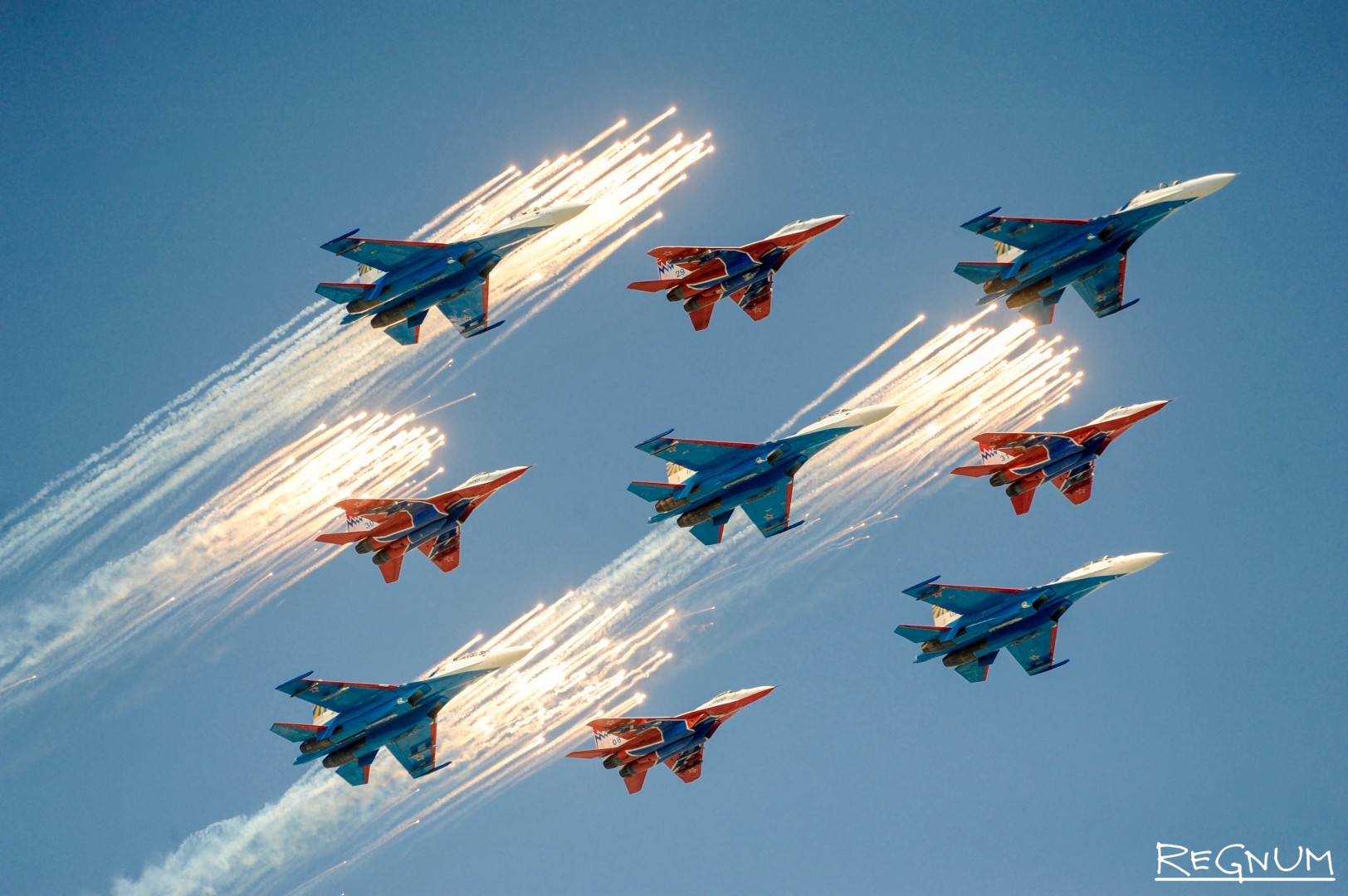 Небо россии самолеты. Военные самолеты в небе. Самолеты на параде. Воздушный парад. Военный парад самолеты.