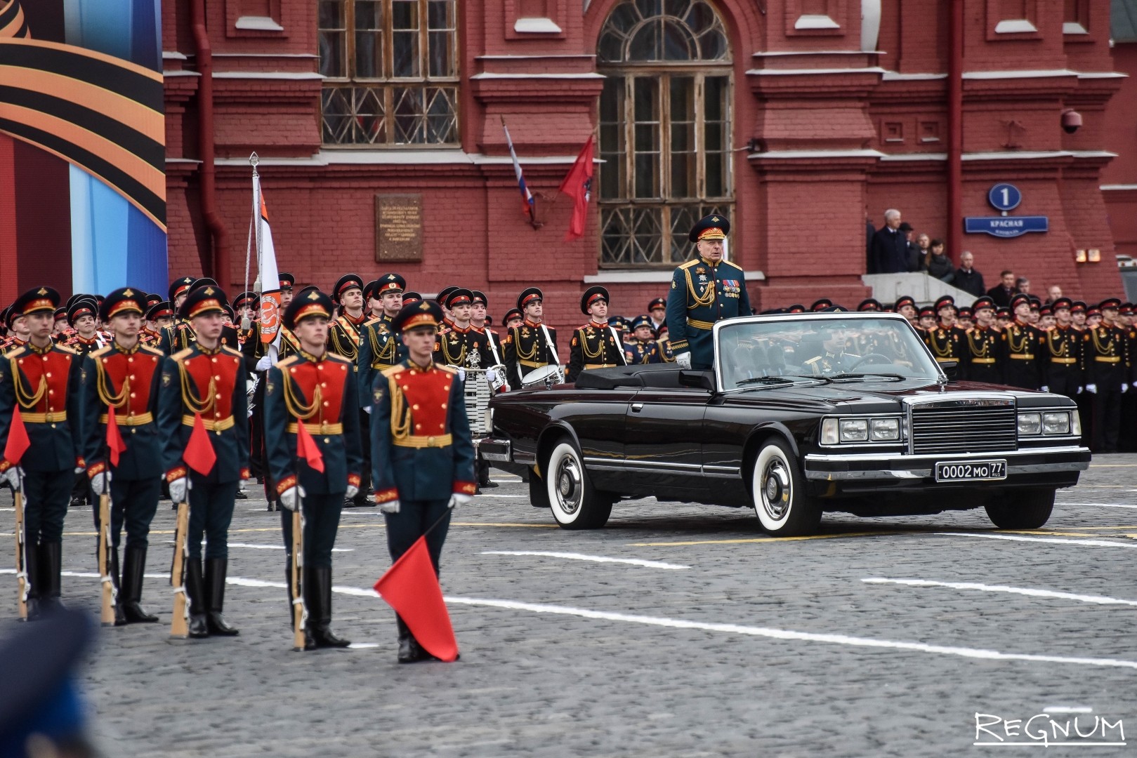 Почти 60% жителей РФ будут смотреть парад Победы на Красной площади