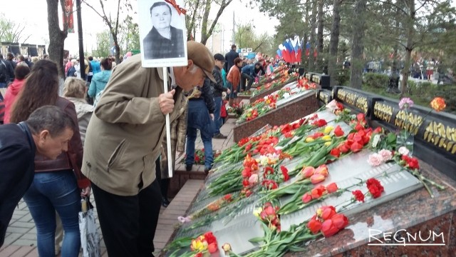 На мраморных плитах комплекса «Памяти павших в годы войны» оренбуржцы искали имена своих близких и знакомых, оставляя цветы. За годы Великой Отечественной войны на фронт ушли более 411 тысяч оренбуржцев. 185 тысяч полегли на полях сражений 