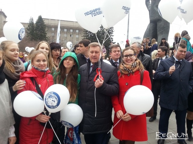 Мэр Новосибирска Анатолий Локоть на всероссийской акции «Подними голову!» 12 апреля 2016 года



