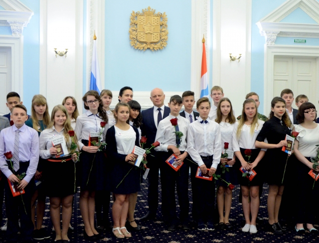 36 омских школьников в День России получили паспорта из рук губернатора 