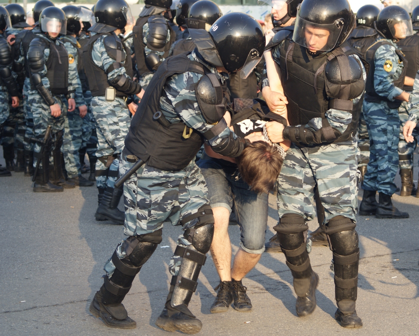 Ударившему бойца ОМОН на митинге в Петербурге предъявлено обвинение