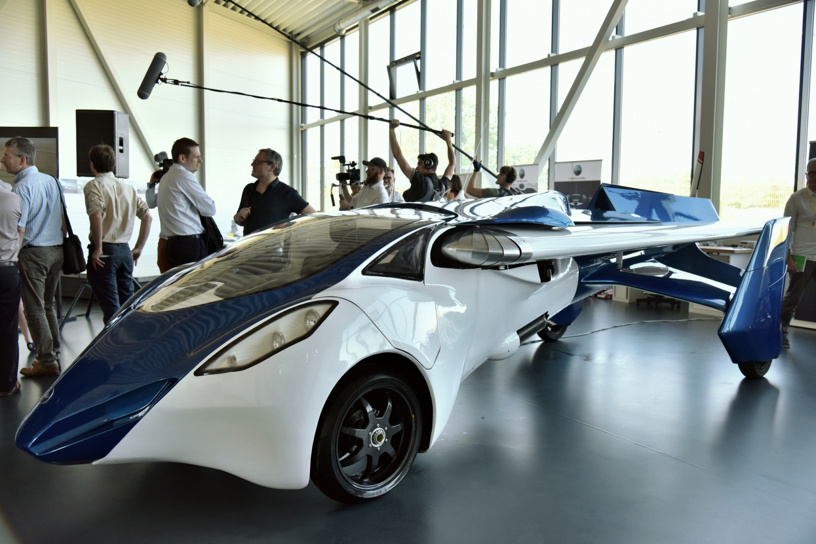 AeroMobil показала на Ле-Бурже свою летающую машину