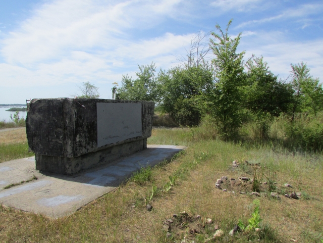 То, что осталось от памятника защитникам Сталинграда в посёлке Нижний Волгограда