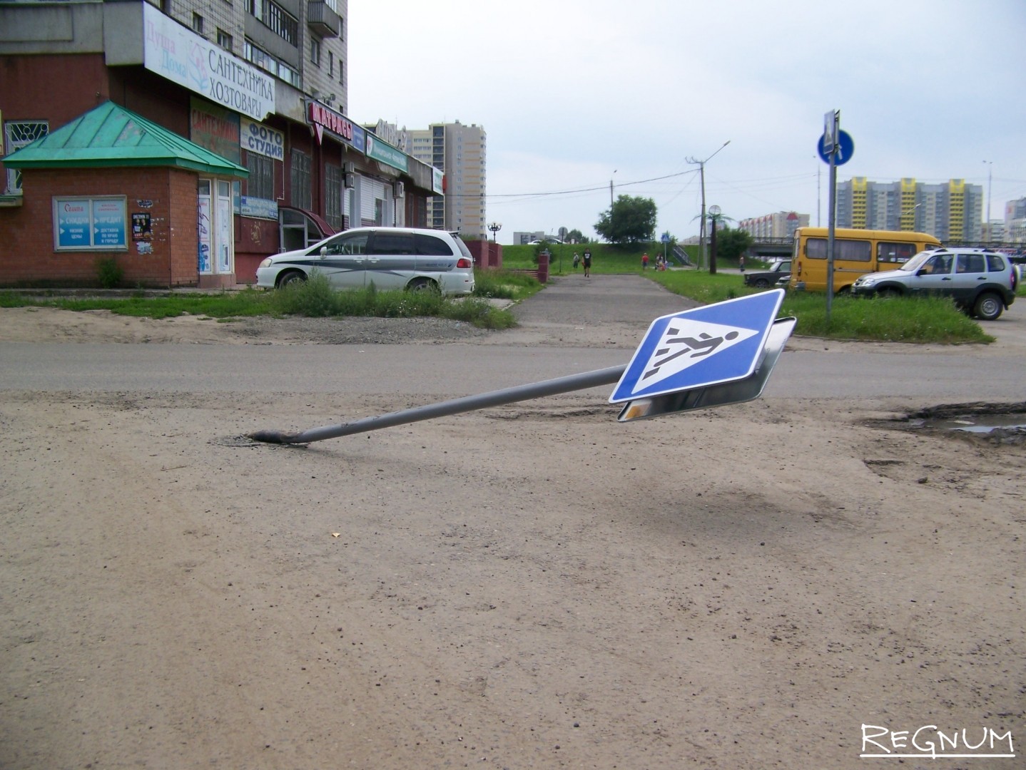 В дорожных ямах Барнаула можно «хоронить» бутылки