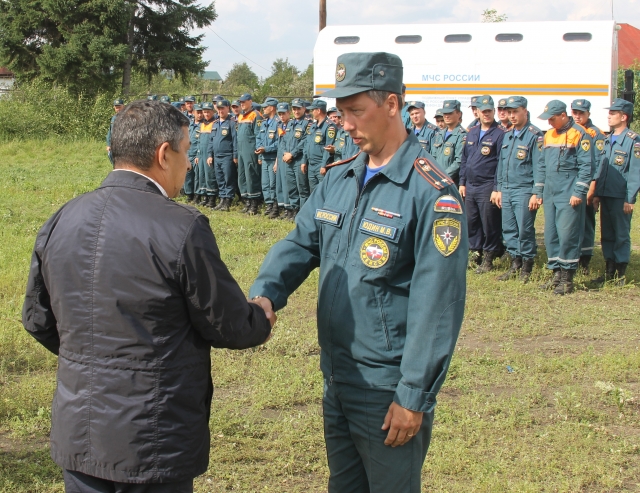 Алтайские спасатели в алтайском райцентре Советское получают благодарность главы поселкового совета