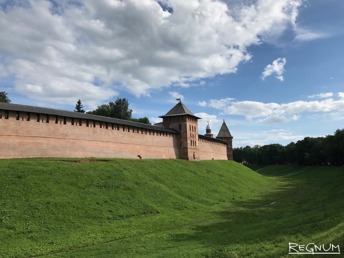 Вал Новгородского кремля треснул