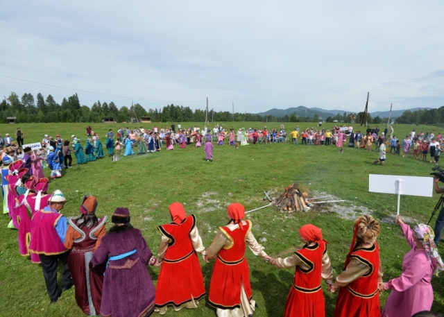 Хоровод, празднование Дня коренных народов мира в Республике Алтай