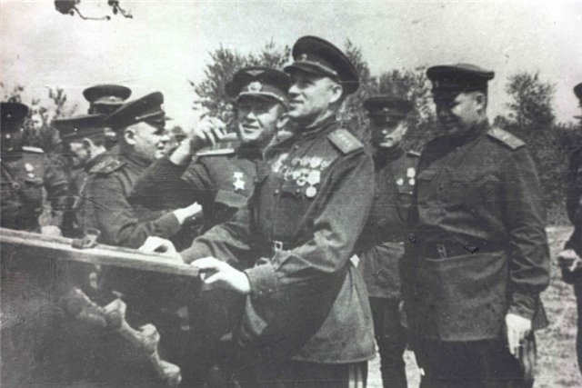 Осмотр подбитой немецкой техники после Курской битвы. В центре — командующий Центральным фронтом Рокоссовский, командующий 16-й Воздушной армией Руденко. Июль 1943 года