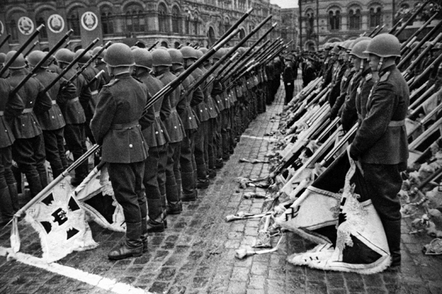 Советские солдаты с немецкими штандартами на Красной площади. Москва, 24 июня 1945 года