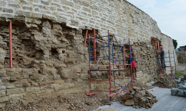 Работы по устранению дефектов ведутся на объектах Изборской крепости
