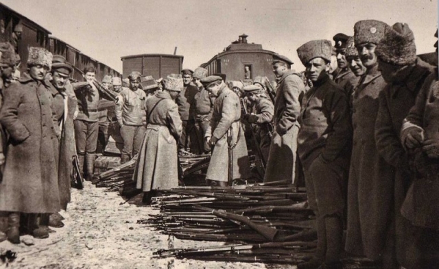 Чехословацкие легионеры сдают оружие