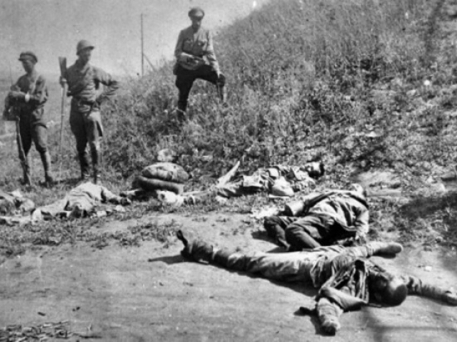 Чехи после боя в Сызрани, на переднем плане застреленные красноармейцы, среди них раненые